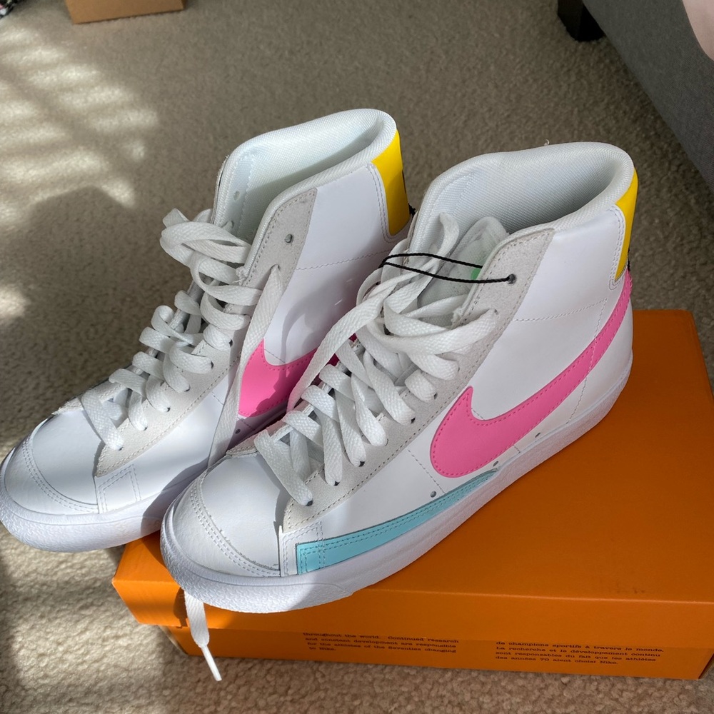 Womens Blazer Mid Vintage ‘77 Nike color: White/Pink/Glow Purple Platinum